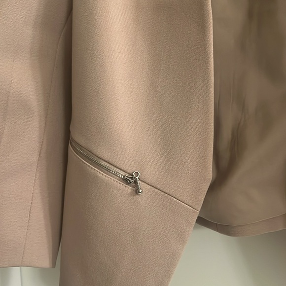 Women’s size 6 blazer. Express - Picture 4 of 12